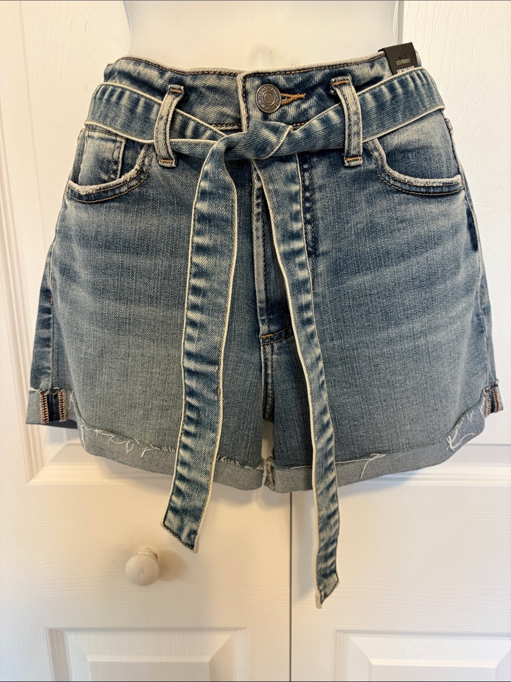 NWT Silver Jeans Co. Sure Thing High Rise Tie Waist Denim Shorts Size 27 W27 L3.